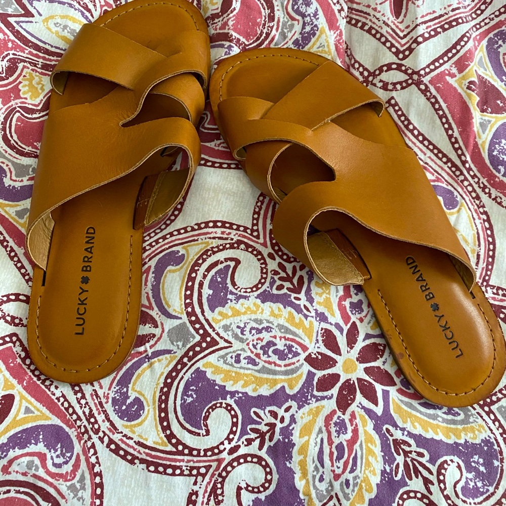 NWOT Lucky Brand flat sandals!